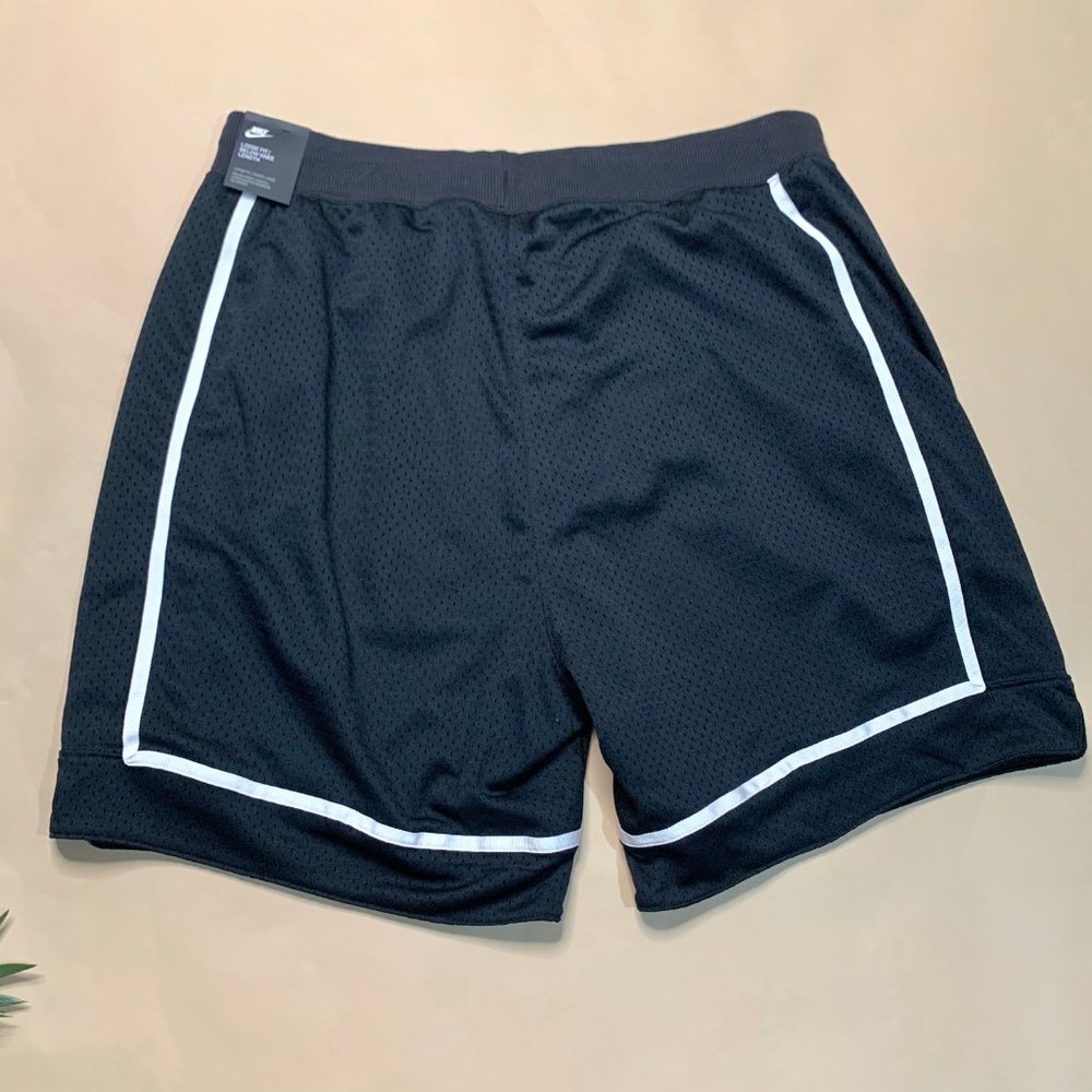 NWT Men's Nike Premium Shorts & Tee Bundle - Picture 4 of 7